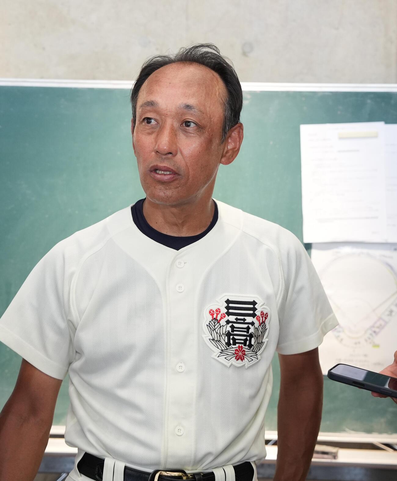 日大三対世田谷学園　世田谷学園に勝利し囲み取材に応じる日大三・三木有造監督（撮影・小島史椰）