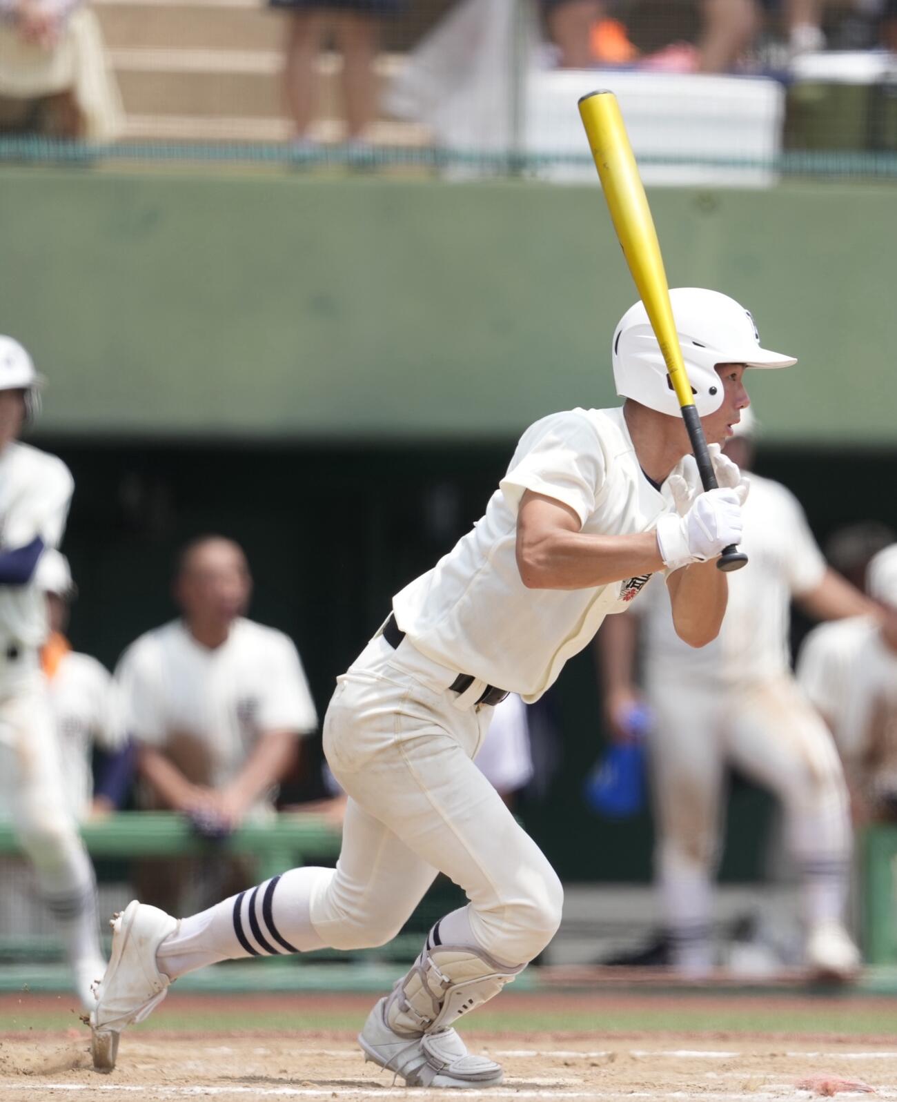 日大三対世田谷学園　8回表日大三1死一、二塁、2点適時三塁打を放つ福井理仁（撮影・小島史椰）