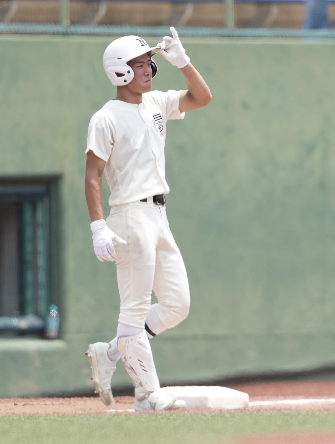 日大三対世田谷学園　8回表日大三1死一、二塁、2点適時三塁打を放ち出塁する福井理仁（撮影・小島史椰）