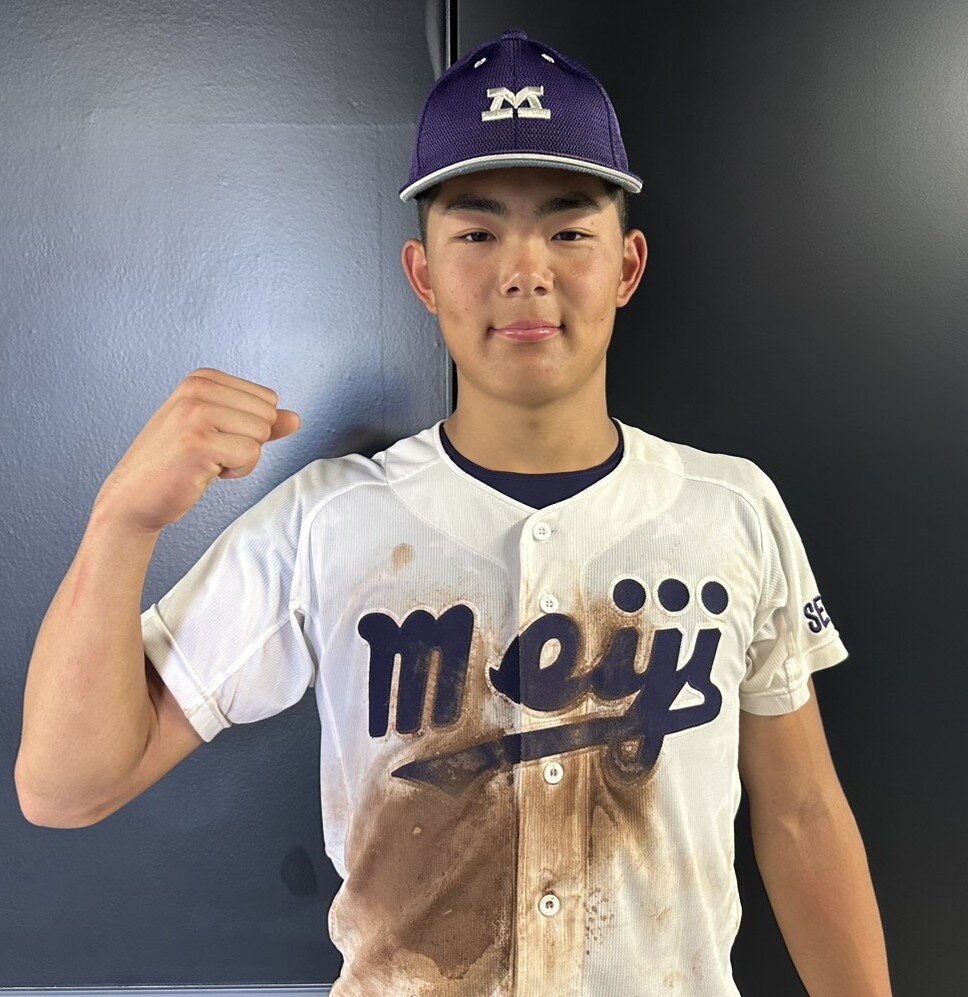 笑顔でガッツポーズする明大世田谷・土屋佳一朗（撮影・田島優大）