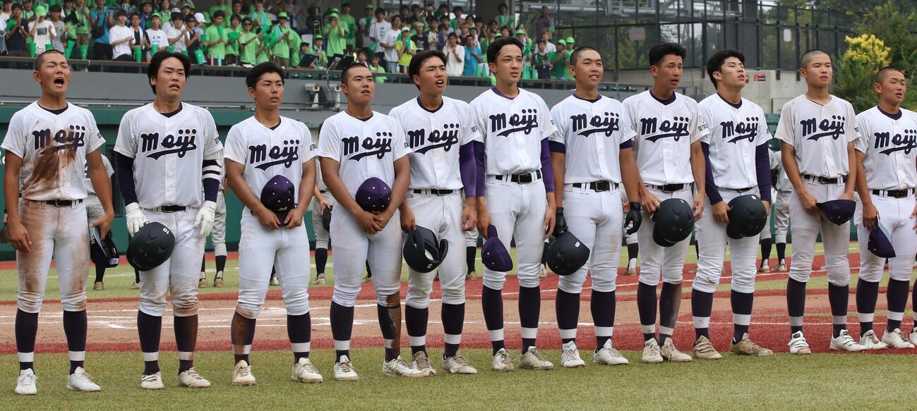 試合後、スタンドに向かって整列する明大世田谷の選手たち（撮影・田島優大）
