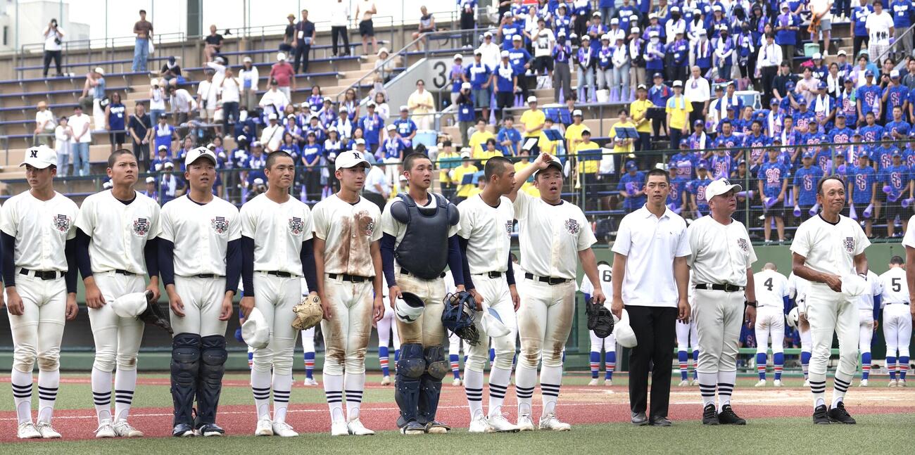 日大三対世田谷学園　世田谷学園に勝利しスタンドにあいさつする日大三の選手たち（撮影・小島史椰）