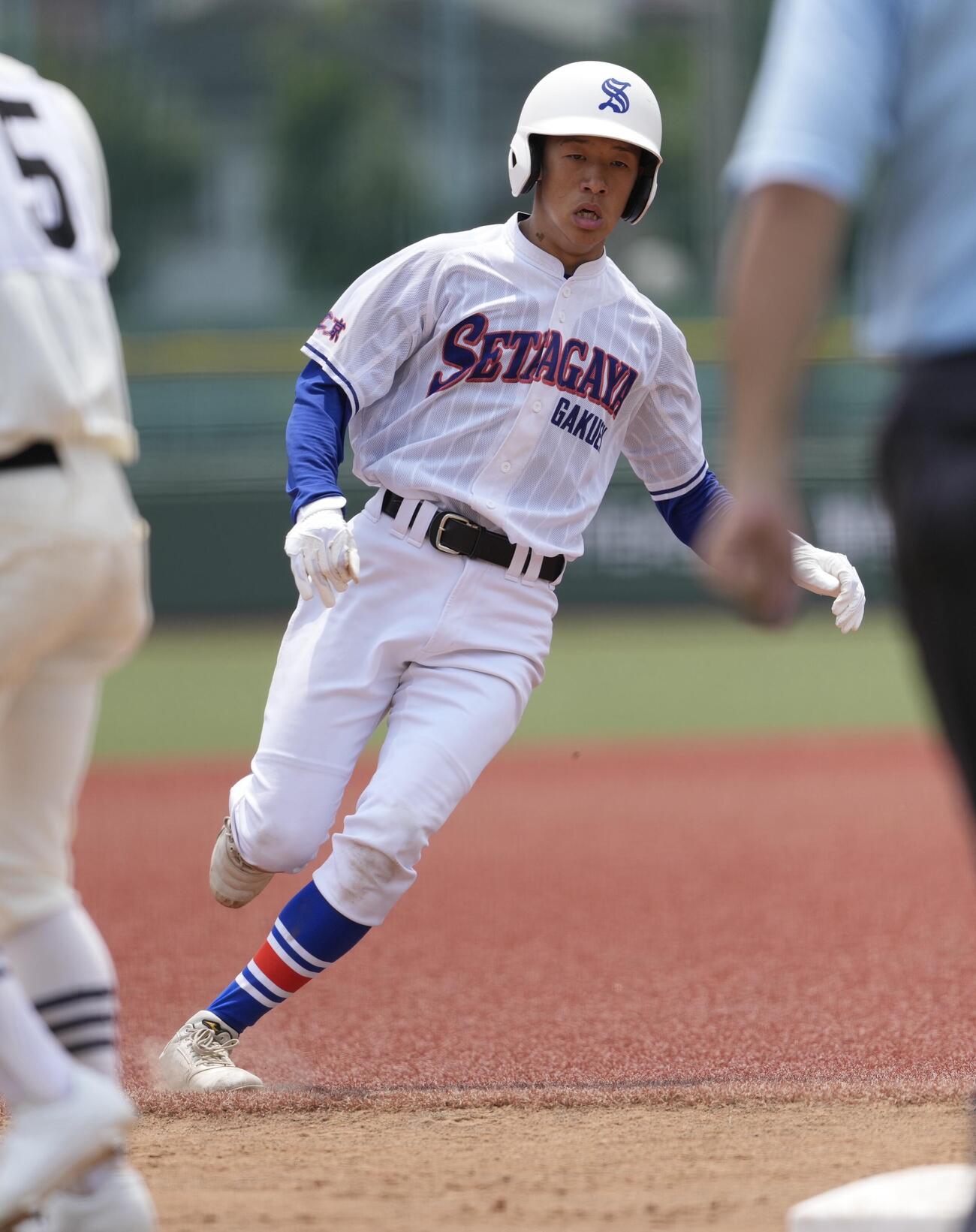日大三対世田谷学園　9回裏世田谷学園無死一塁、高橋塁の適時二塁打で三塁に走る代走川相俊輔（撮影・小島史椰）