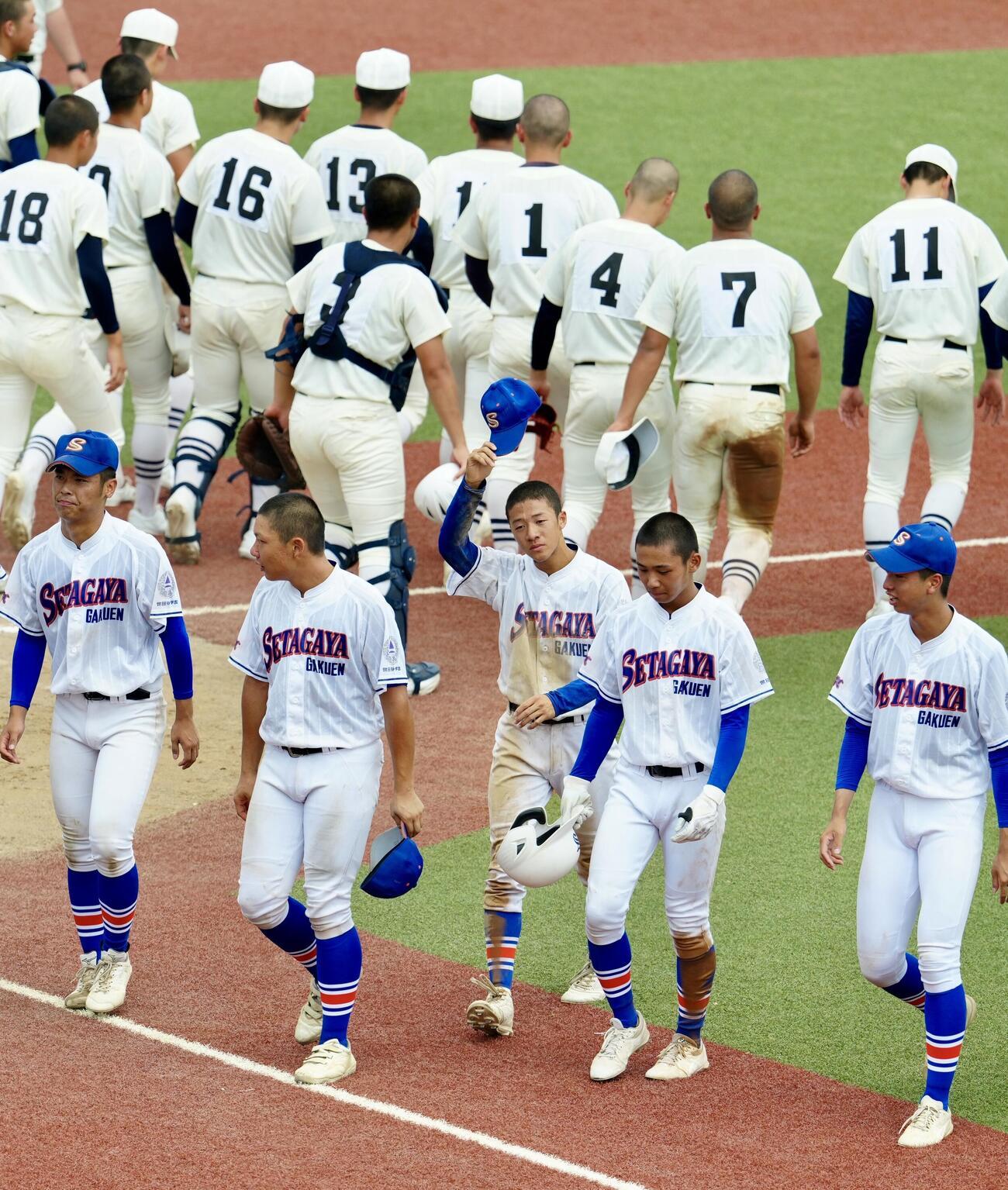 日大三対世田谷学園　日大三に敗れ、応援席へあいさつに向かう世田谷学園・川相俊輔（中央）ら（撮影・江口和貴）