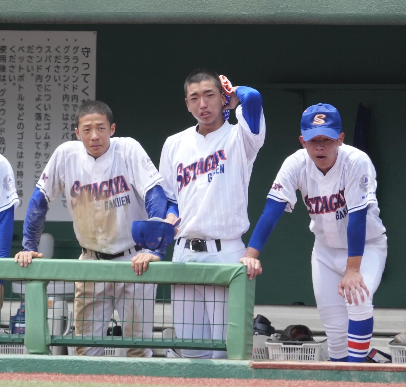 日大三対世田谷学園　9回裏世田谷学園無死二塁、ベンチから見つめる川相俊輔（左）（撮影・小島史椰）