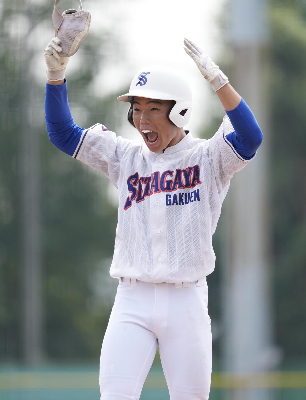 日大三対世田谷学園　2回裏世田谷学園2死二塁、適時打を放ち喜びを爆発させる三枝功季（撮影・小島史椰）