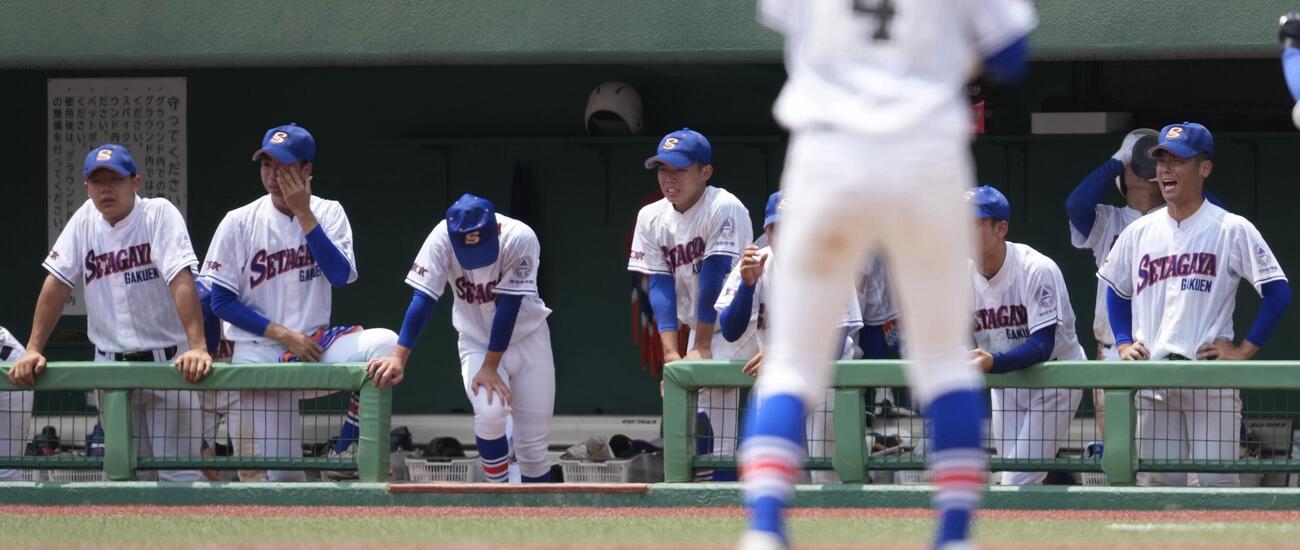 日大三対世田谷学園　9回裏世田谷学園2死二塁、涙があふれる世田谷学園の選手たち（撮影・小島史椰）