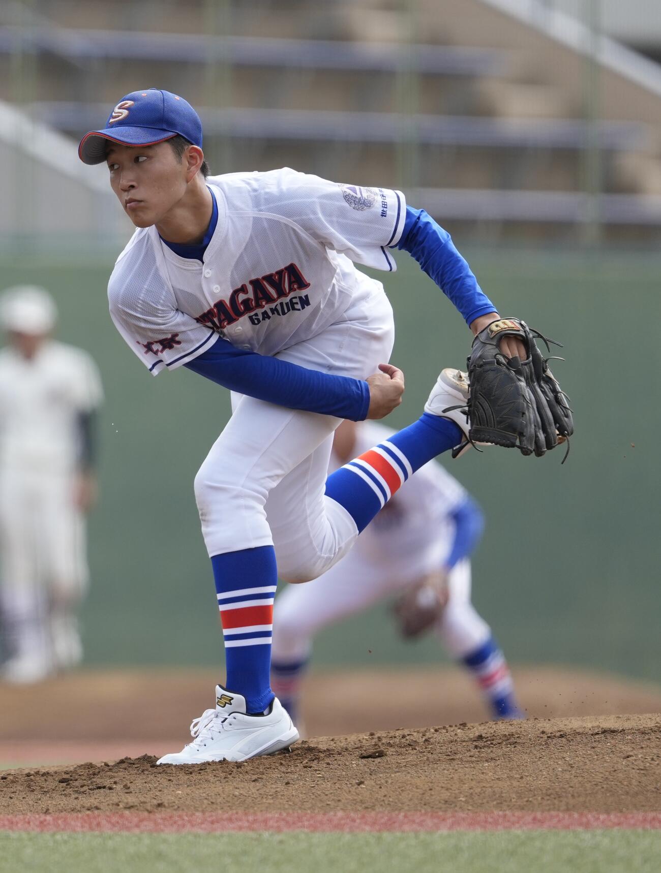日大三対世田谷学園　力投する世田谷学園先発の友悠人（撮影・小島史椰）
