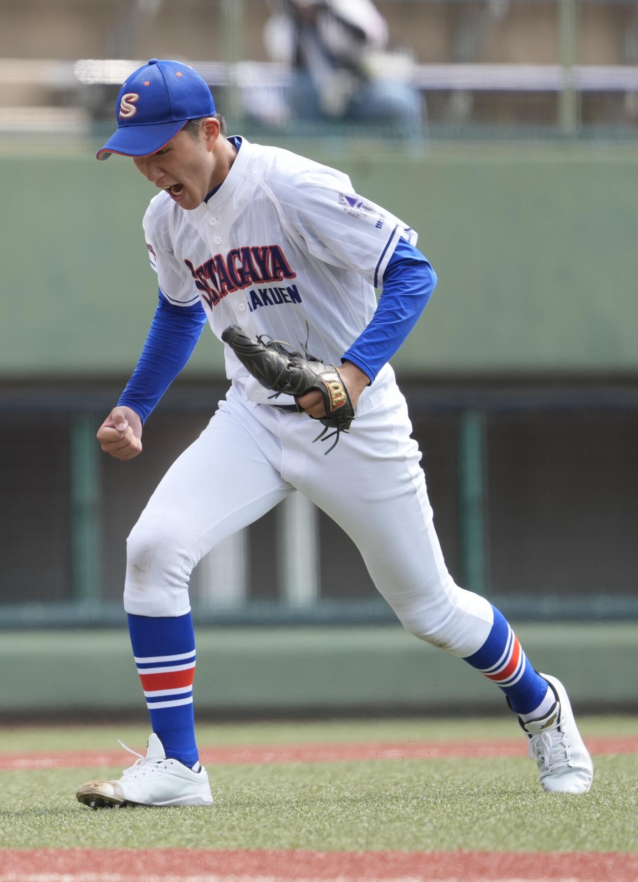 日大三対世田谷学園　2回表日大三2死一、二塁、渡辺橙瑚を投ゴロに仕留めガッツポーズをする友悠人（撮影・小島史椰）
