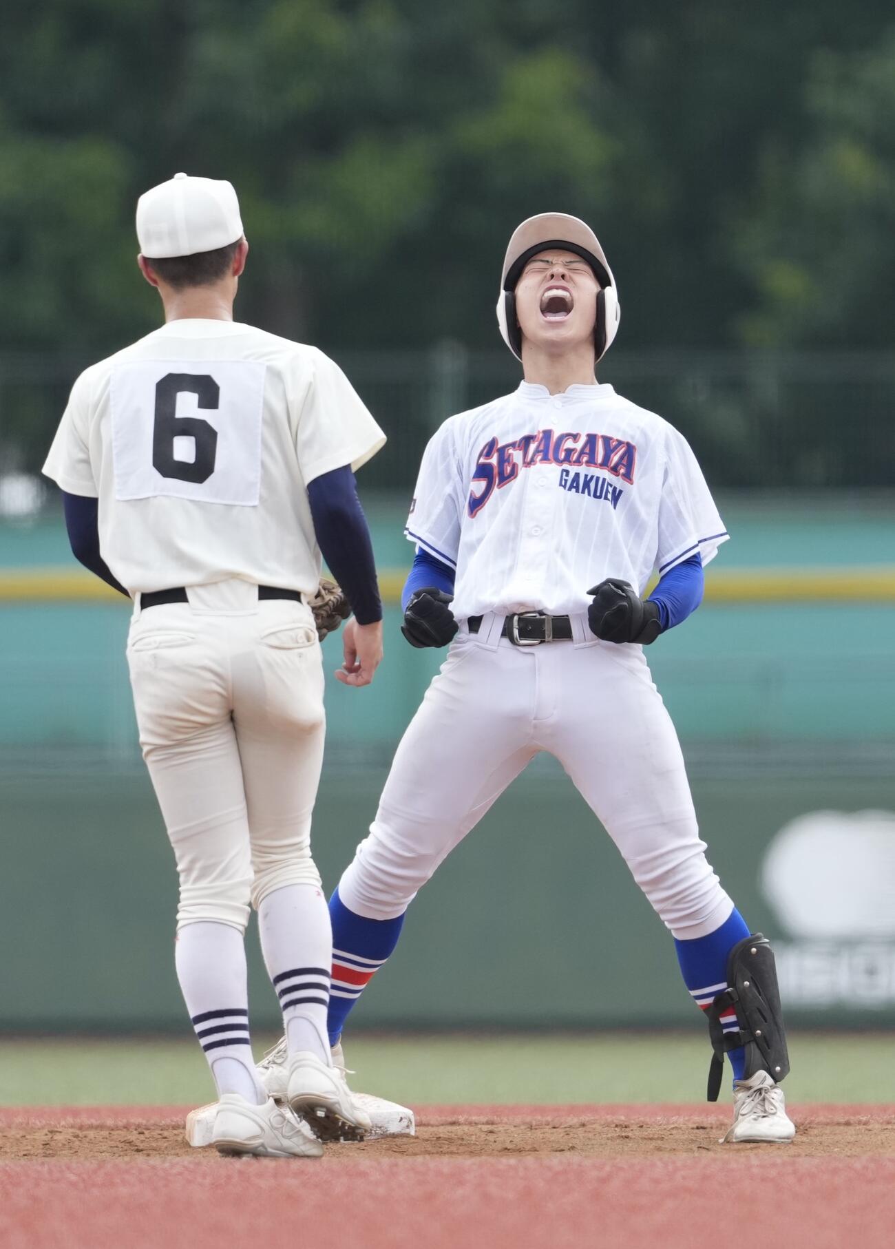 日大三対世田谷学園　2回裏世田谷学園2死二塁、先制適時二塁打を放ち雄叫びを上げる谷村瑛太（撮影・小島史椰）