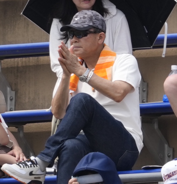 日大三対世田谷学園　スタンドから観戦する巨人川相昌弘コーチ（撮影・小島史椰）