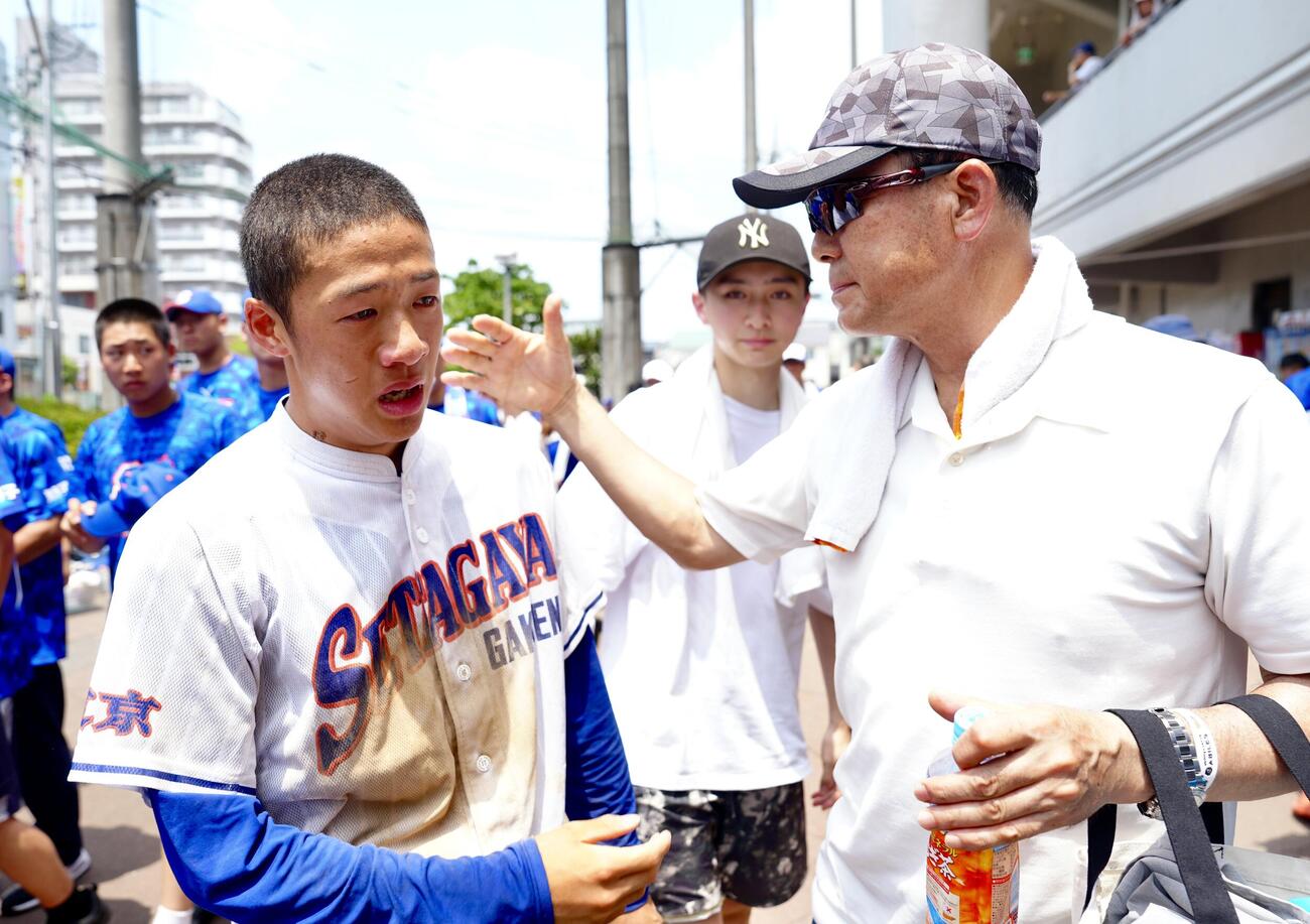 日大三対世田谷学園　試合後、涙を流す世田谷学園・川相俊輔（左）をねぎらう巨人コーチの父昌弘氏（撮影・江口和貴）