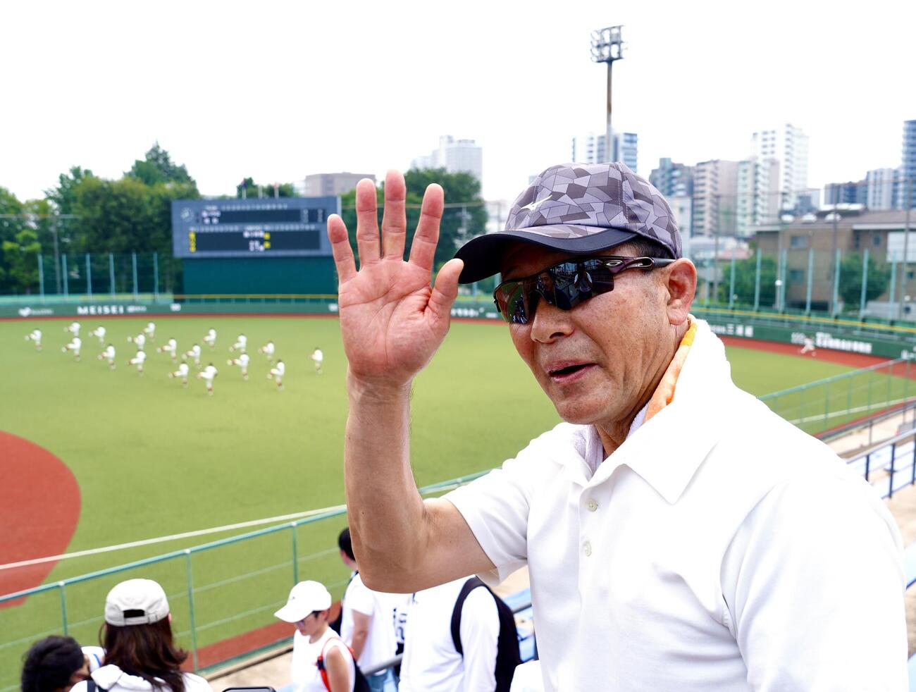 日大三対世田谷学園　試合後、取材に応じた巨人川相昌弘ディフェンスチーフコーチ（撮影・江口和貴）
