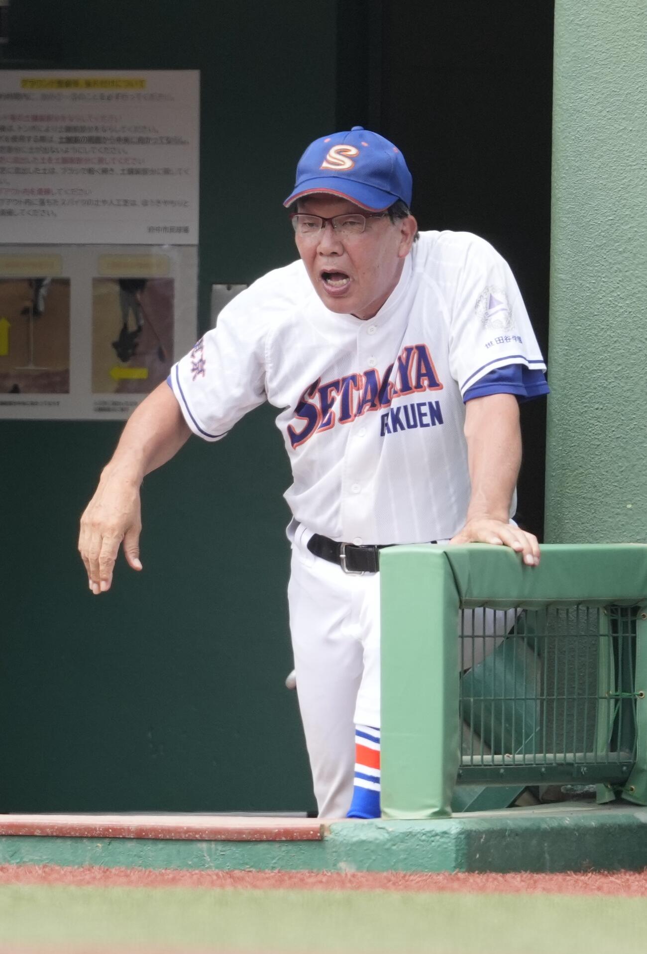 日大三対世田谷学園　選手に指示を出す世田谷学園・成瀬智監督（撮影・小島史椰）