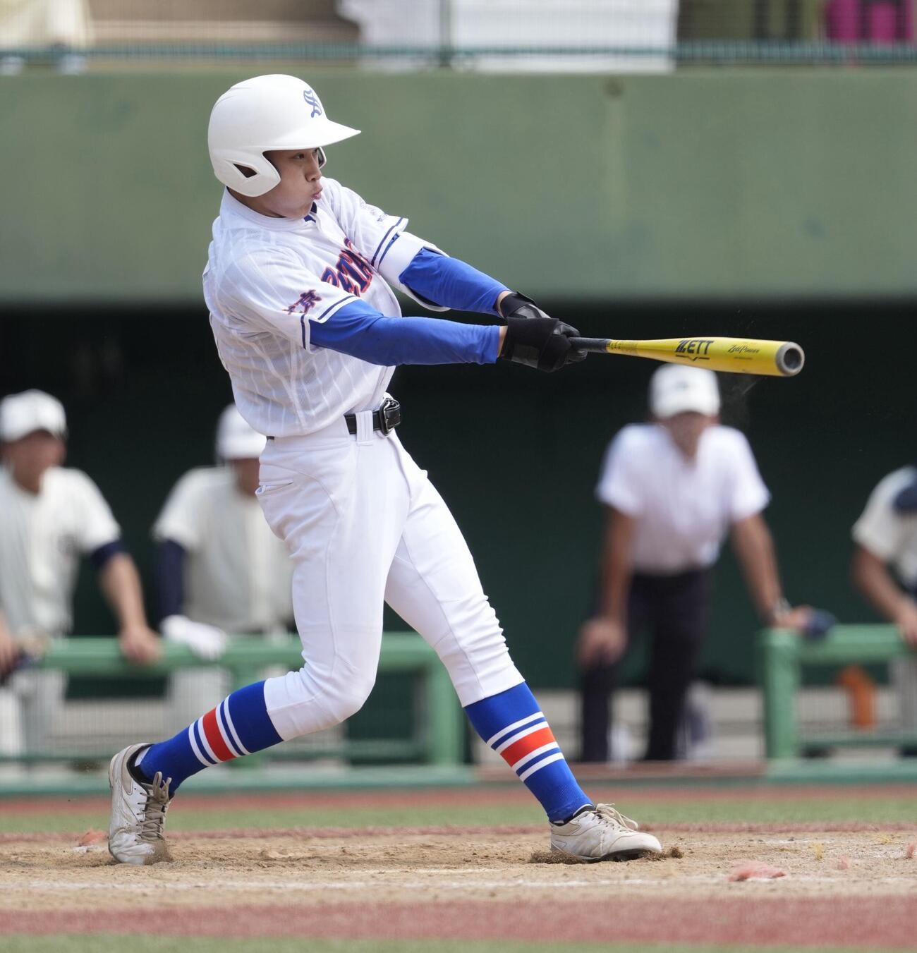 日大三対世田谷学園　5回裏世田谷学園2死二塁、適時二塁打を放つ下村湊人（撮影・小島史椰）