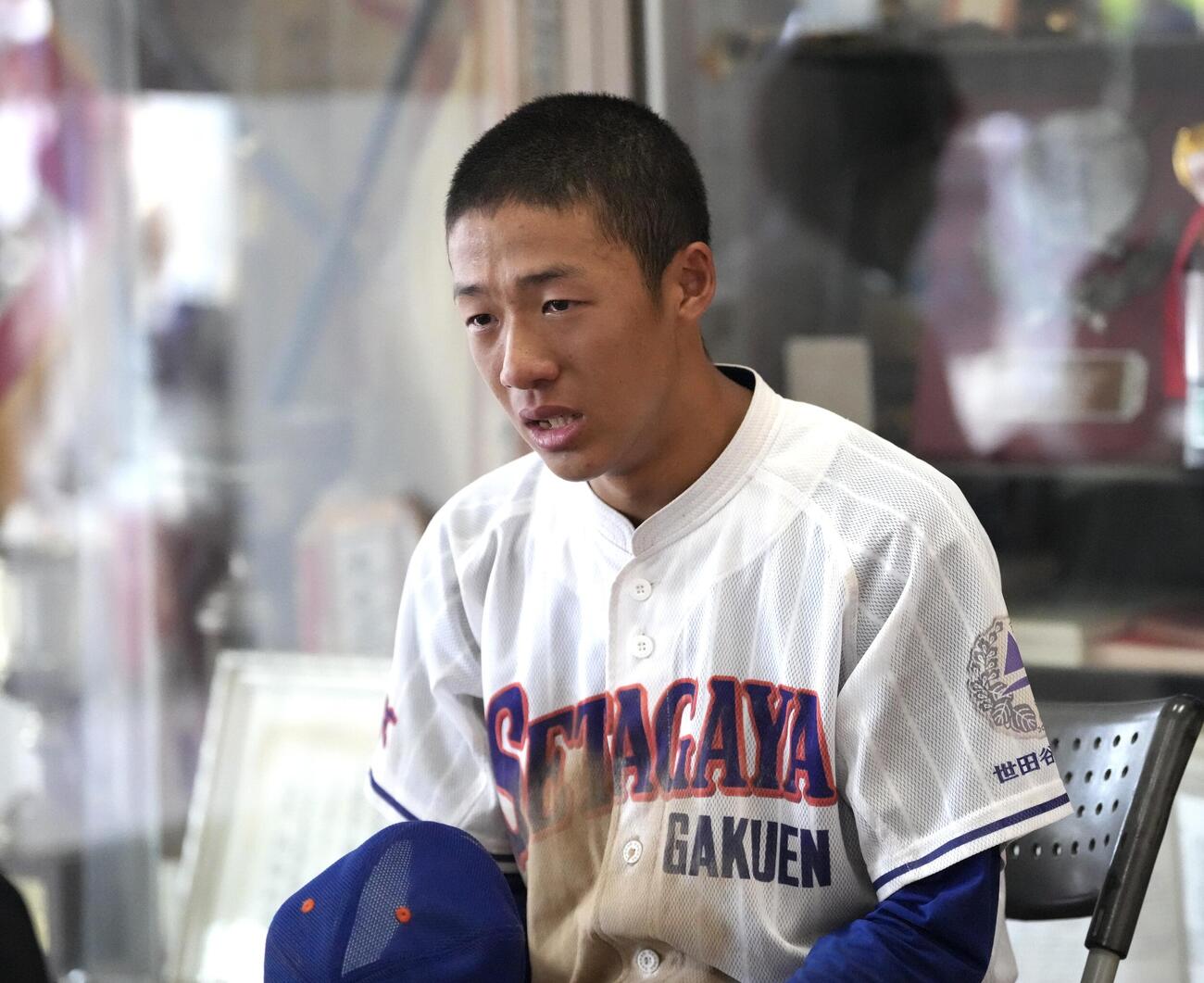 日大三対世田谷学園　日大三に敗れ目に涙を浮かべながら囲み取材に応じる世田谷学園・川相俊輔（撮影・小島史椰）