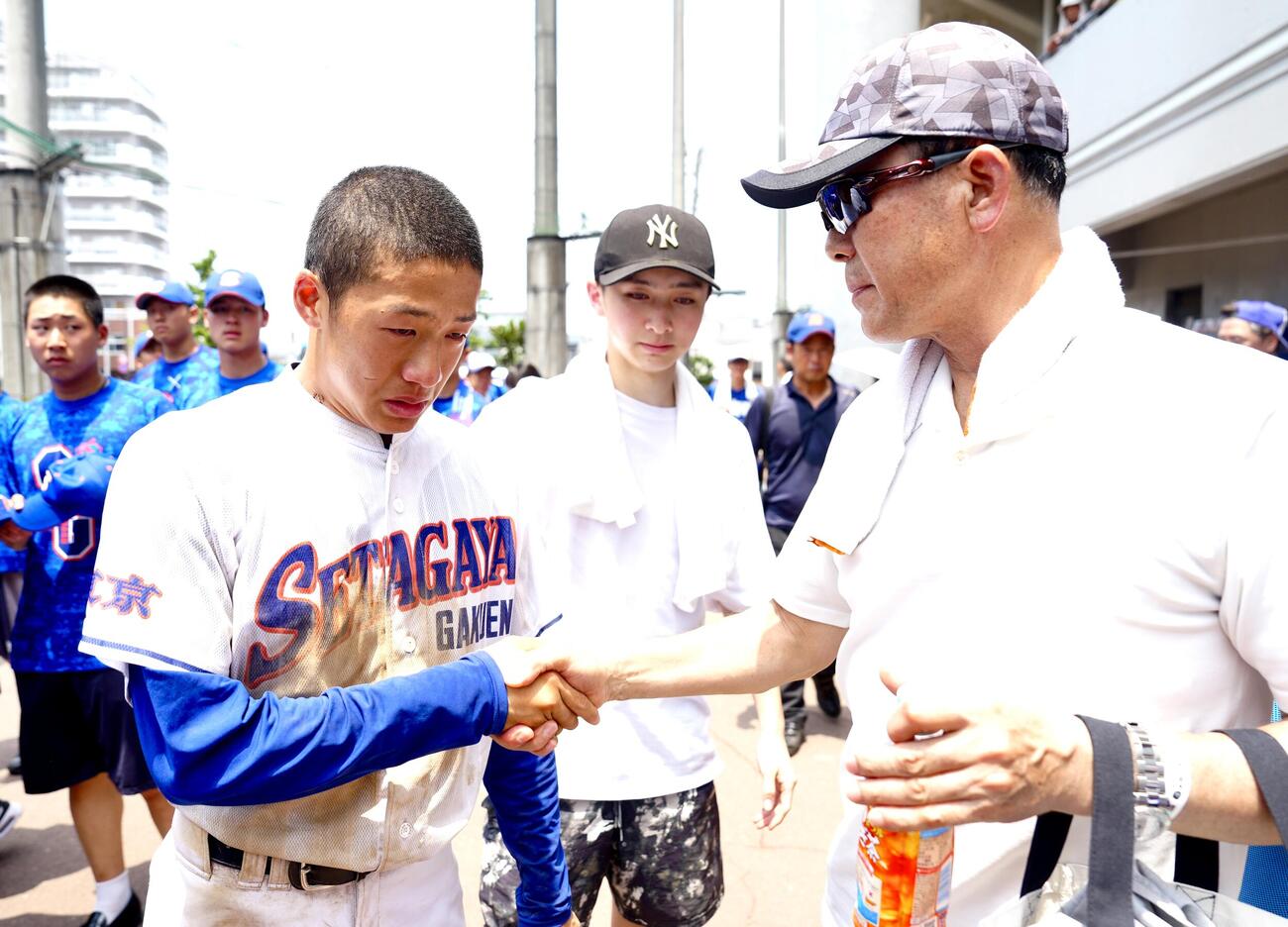 日大三対世田谷学園　試合後、巨人コーチの父昌弘氏（右）と握手を交わす世田谷学園・川相俊輔（撮影・江口和貴）