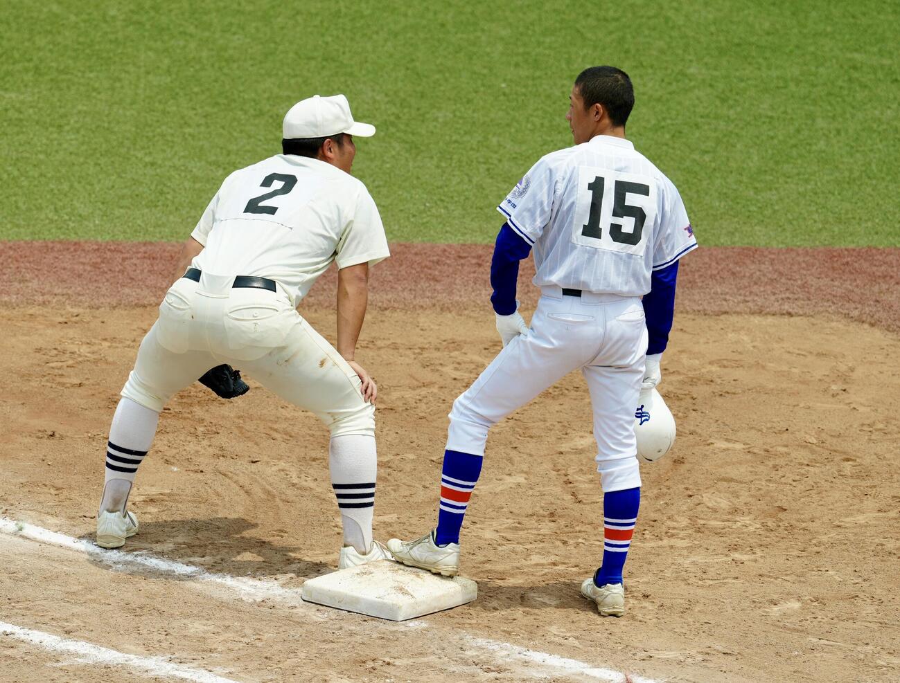 日大三対世田谷学園　9回裏、代走で出場し、日大三の一塁手田中諒（左）と言葉を交わす世田谷学園・川相俊輔（撮影・江口和貴）