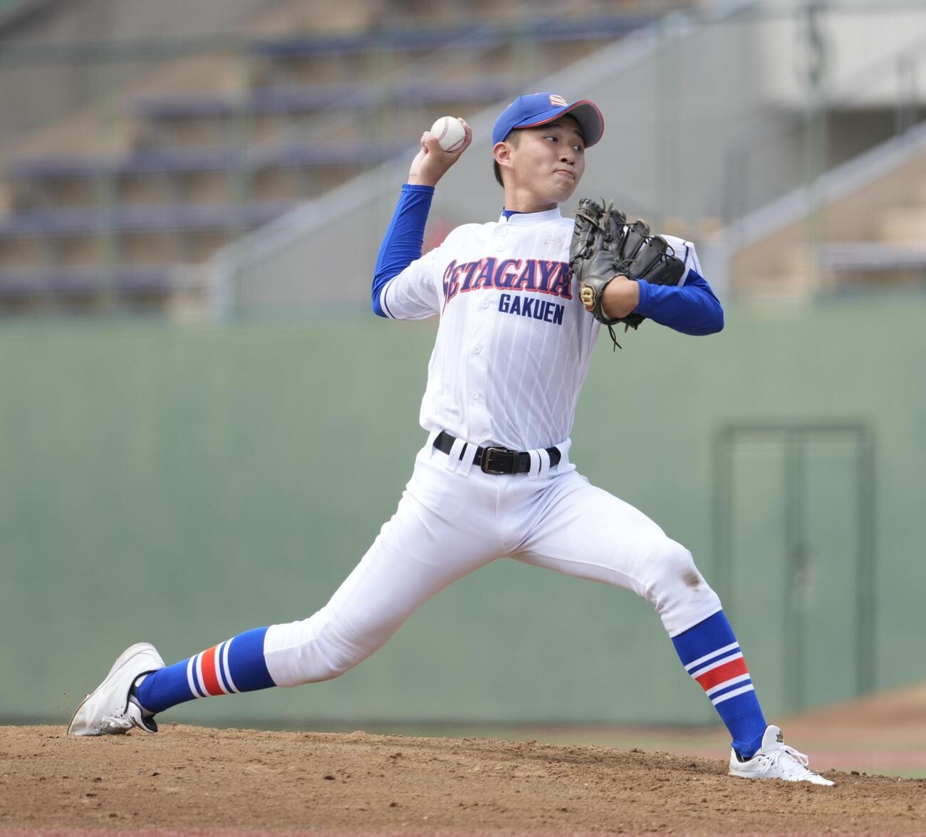 日大三対世田谷学園　力投する世田谷学園先発の友悠人（撮影・小島史椰）