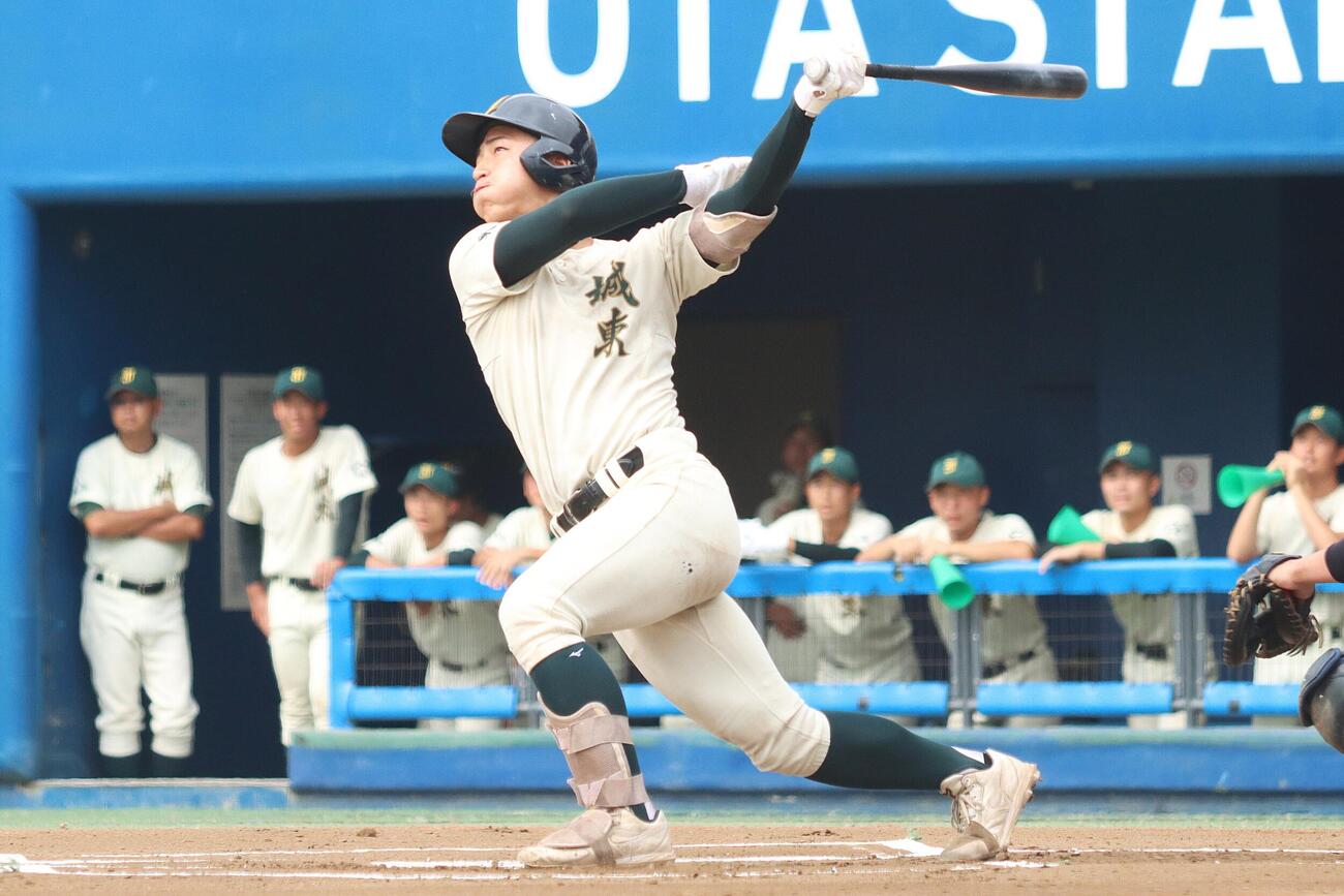 城東対安田学園　先頭打者本塁打を放つ城東・佐藤奏良（撮影・栗林真菜）
