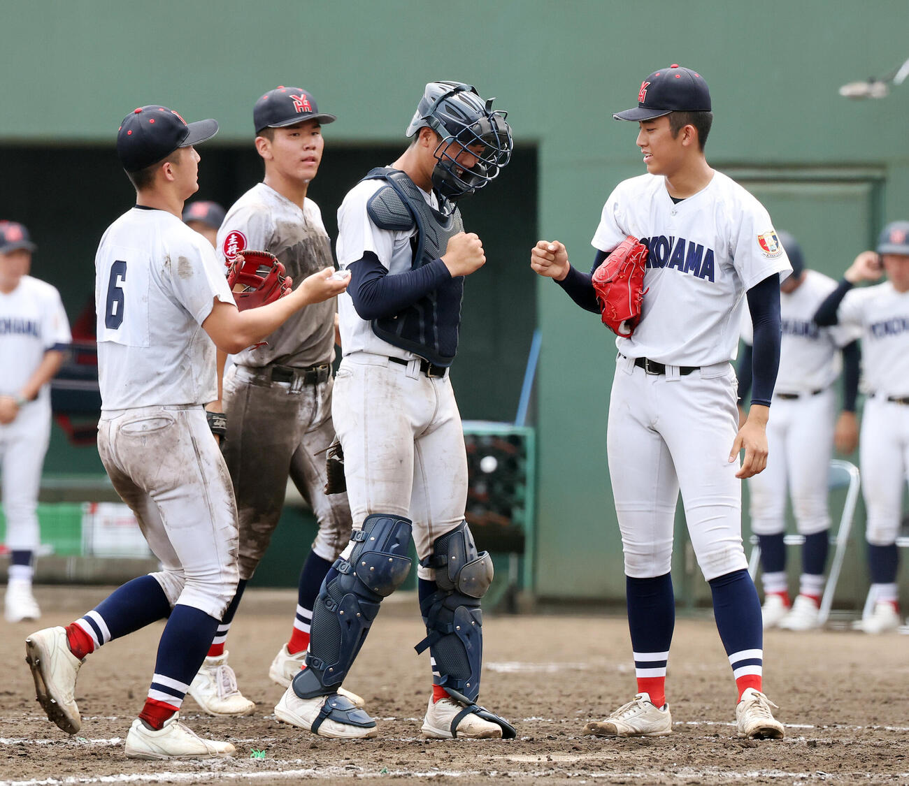 横浜対東海大相模　8回コールド勝ちしグータッチする横浜・織田翔希（右）（撮影・宮地輝）