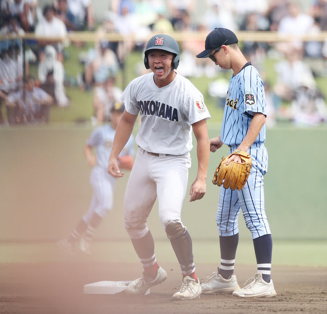 横浜対東海大相模　1回表横浜2死一、三塁、二塁盗塁を決める池田聖摩（撮影・宮地輝）
