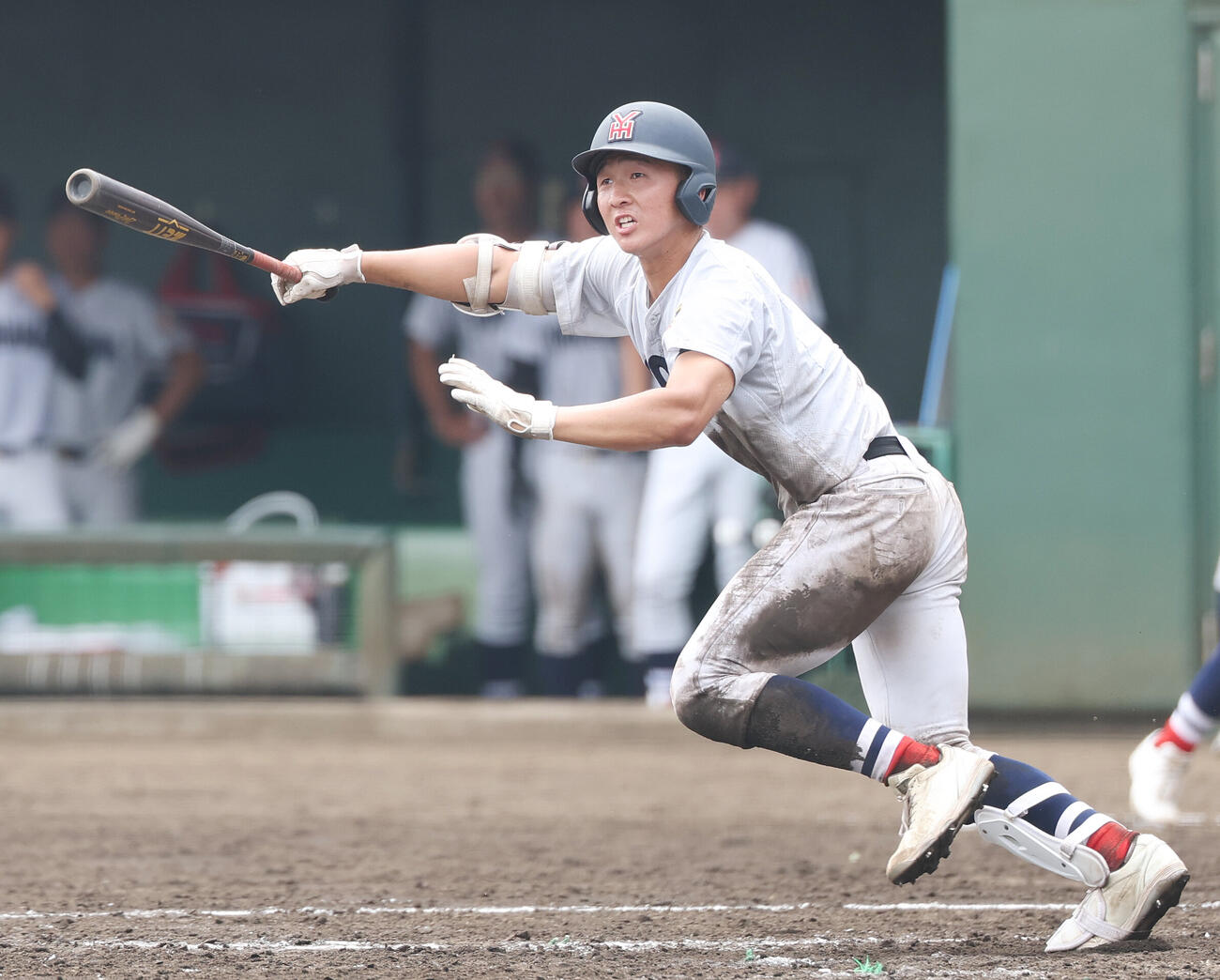 横浜対東海大相模　5回表横浜無死、二塁打を放つ池田聖摩（撮影・宮地輝）