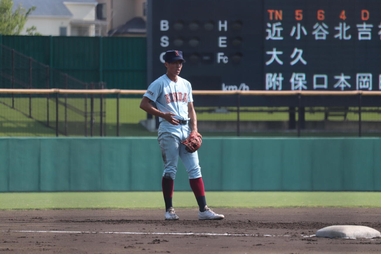 大塚戦で三塁の守備位置に着く近大付・小久保成逢（撮影・佐藤妙月）