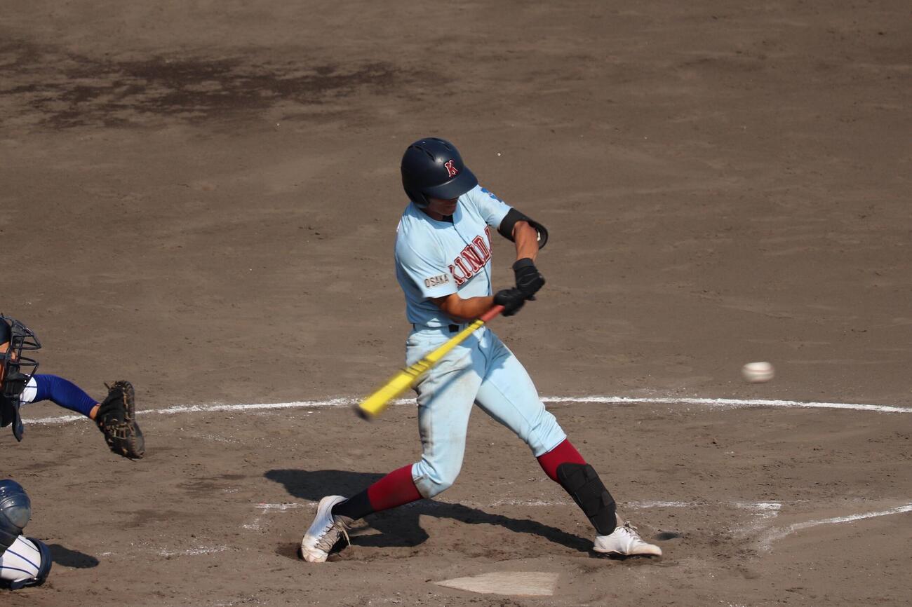 大塚戦の初回に中前打を放った近大付・小久保成逢（右）