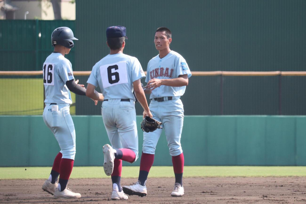 大塚戦の初回、中前打を放った近大付・小久保成逢（右）