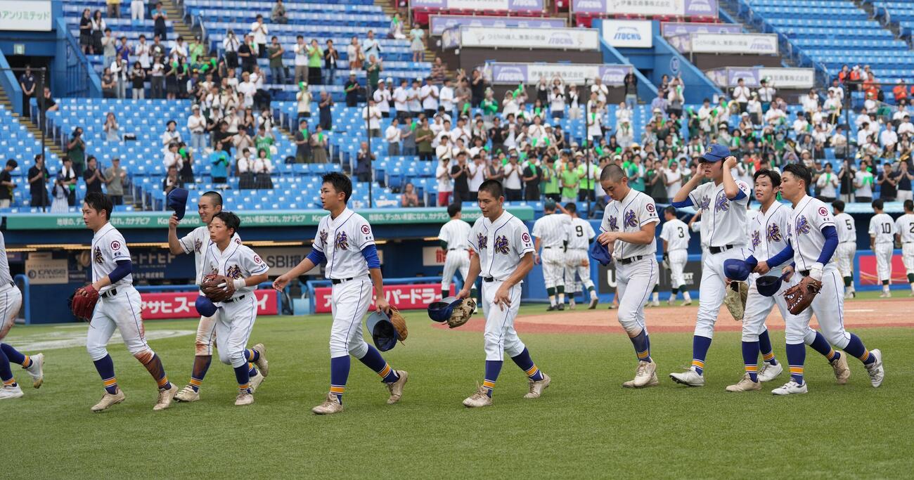 淑徳対芝浦工大付　芝浦工大付に勝利し引き揚げる淑徳の選手たち（撮影・小島史椰）