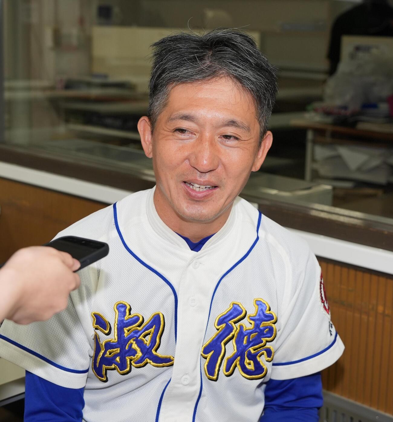 淑徳対芝浦工大付　芝浦工大付に勝利し囲み取材に応じる淑徳・中倉祐一監督（撮影・小島史椰）