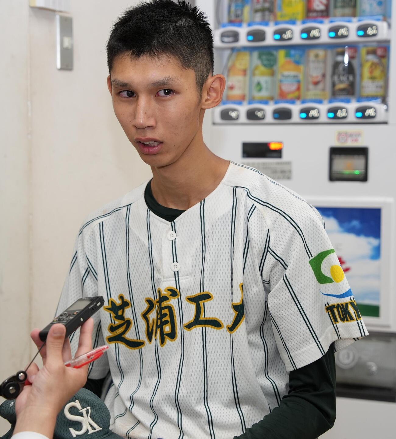 淑徳対芝浦工大付　淑徳に敗れ囲み取材で目に涙を浮かべる芝浦工大付・小家光（撮影・小島史椰）