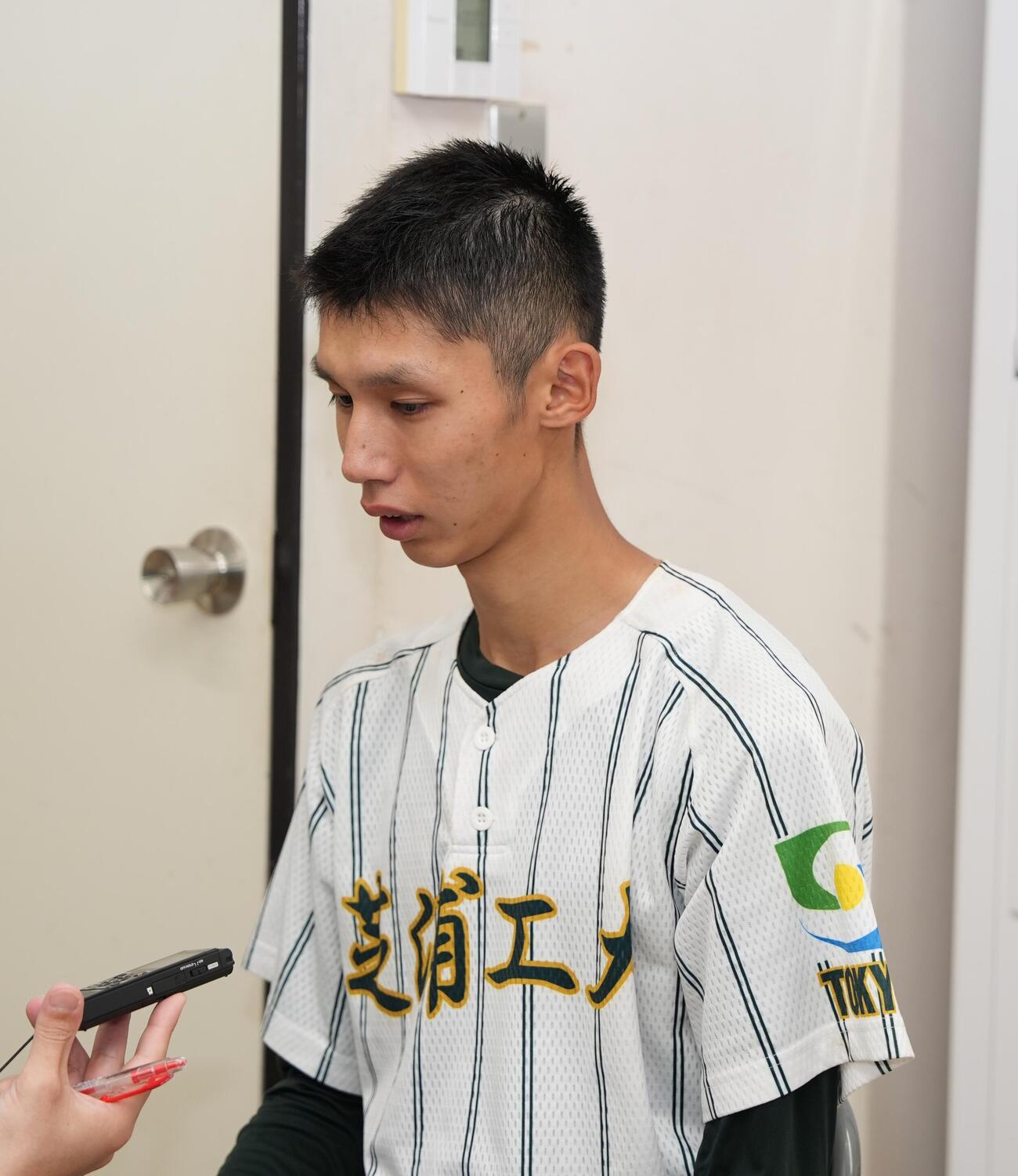 淑徳対芝浦工大付　淑徳に敗れ囲み取材に応じる芝浦工大付・小家光（撮影・小島史椰）