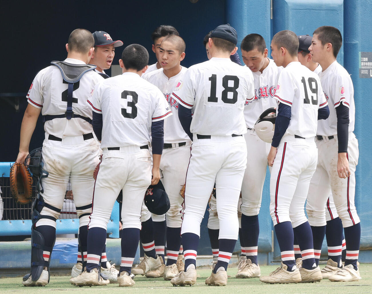 目黒日大対実践学園　9回表、選手たちに声をかける目黒日大・木川卓見監督（左）（撮影・宮地輝）