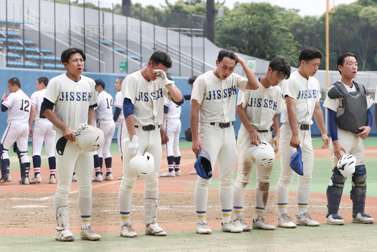 目黒日大対実践学園　目黒日大に敗れ悔し涙を流す実践学園の選手たち（撮影・宮地輝）