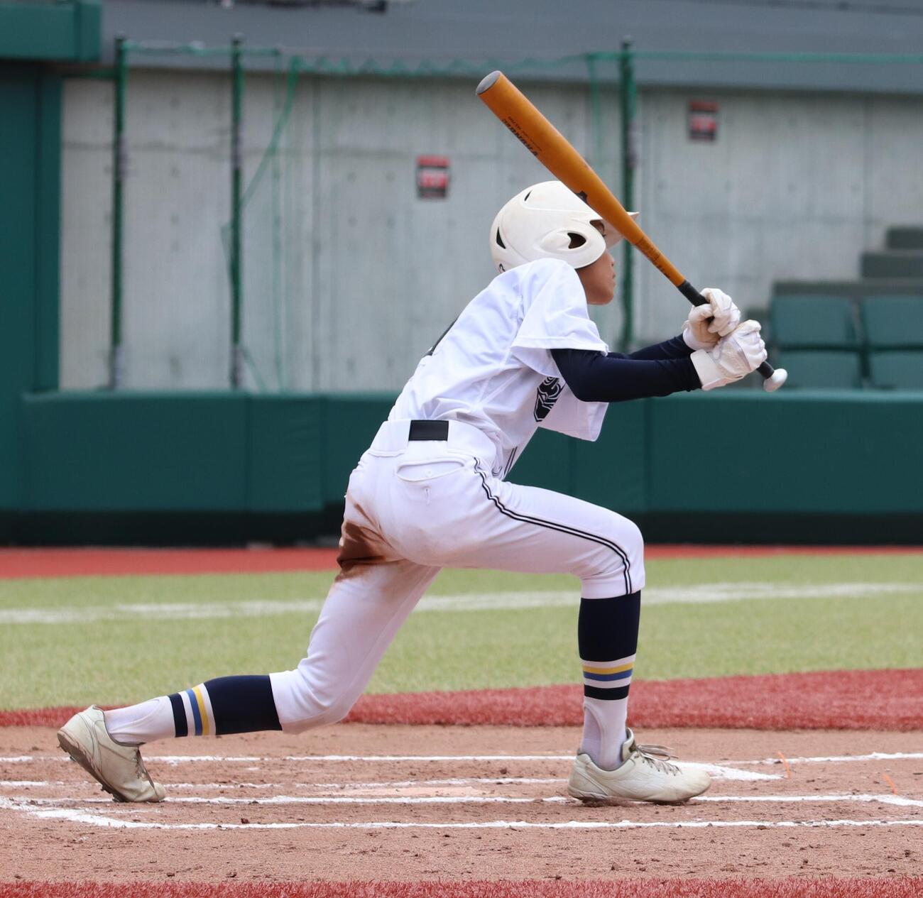 第108回全国高校野球東東京大会　4回戦　紅葉川対成立学園　5回裏2死満塁2点適時打を放つ成立学園・辻本勇人（撮影・会田京叶）