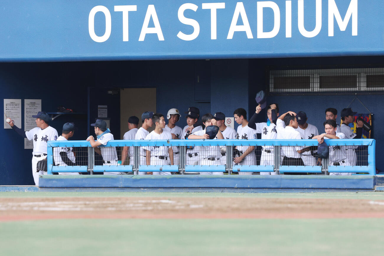 海城対駿台学園　雷が鳴り試合が一時中断し、ベンチに下がる海城の選手たち（撮影・宮地輝）
