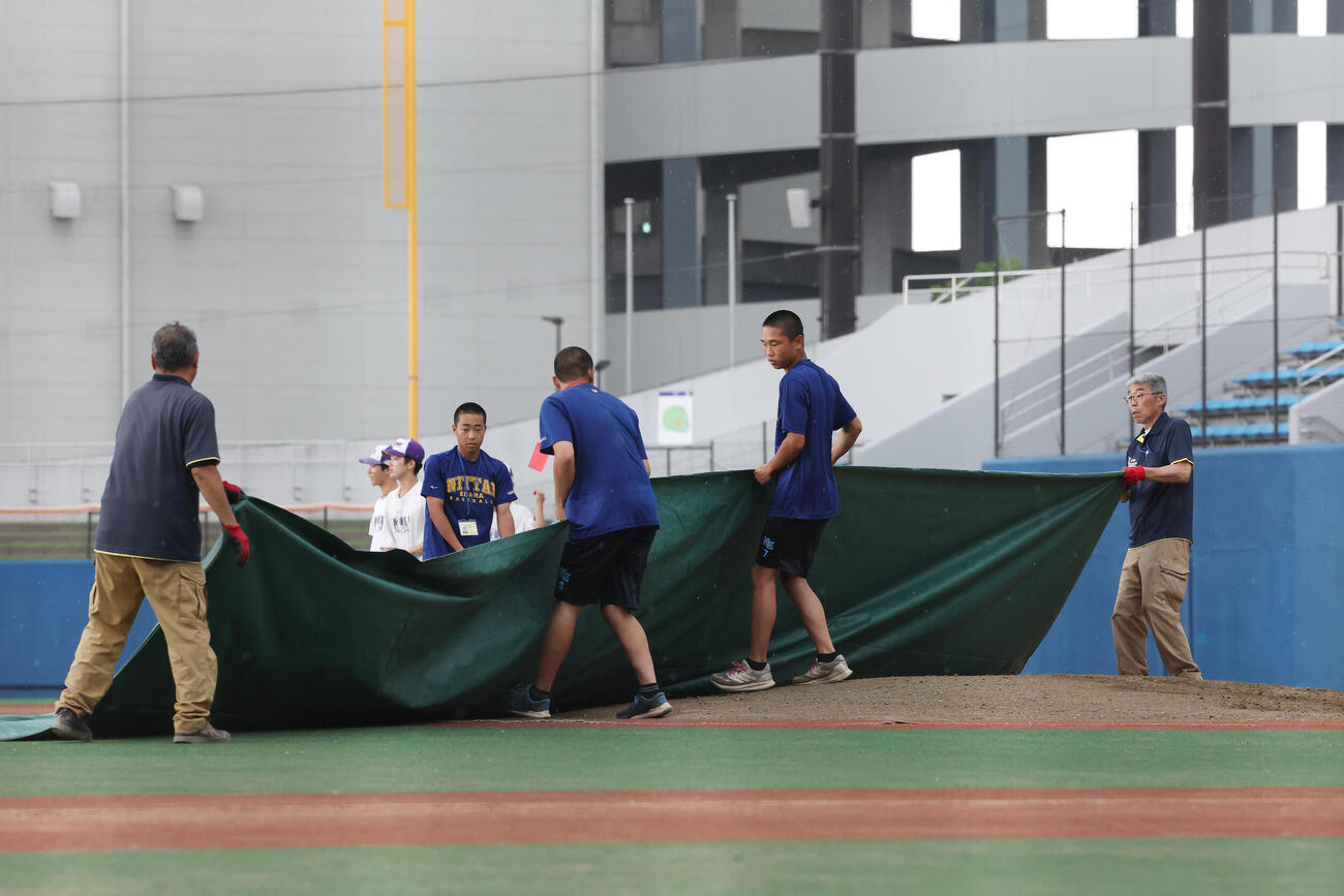 海城対駿台学園　試合が一時中断しシートが敷かれる（撮影・宮地輝）