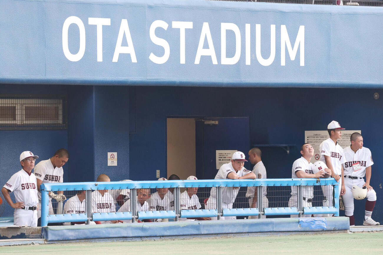 海城対駿台学園　雷が鳴り試合が一時中断し、ベンチに下がる駿台学園の選手たち（撮影・宮地輝）