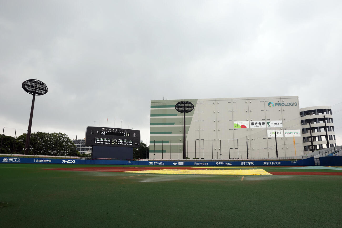 海城対駿台学園　雨がやまず継続試合となった（撮影・宮地輝）