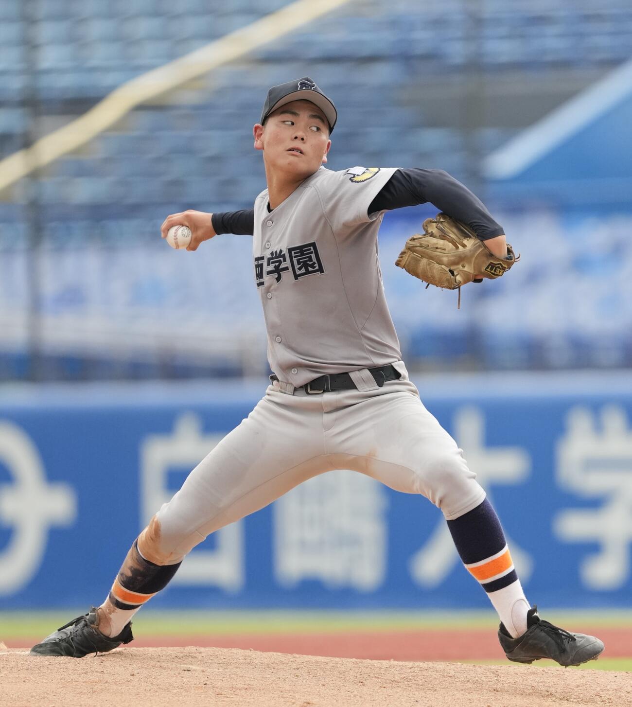 雪谷対東亜学園　力投する先発の東亜学園・嶋貫快斗（撮影・小島史椰）