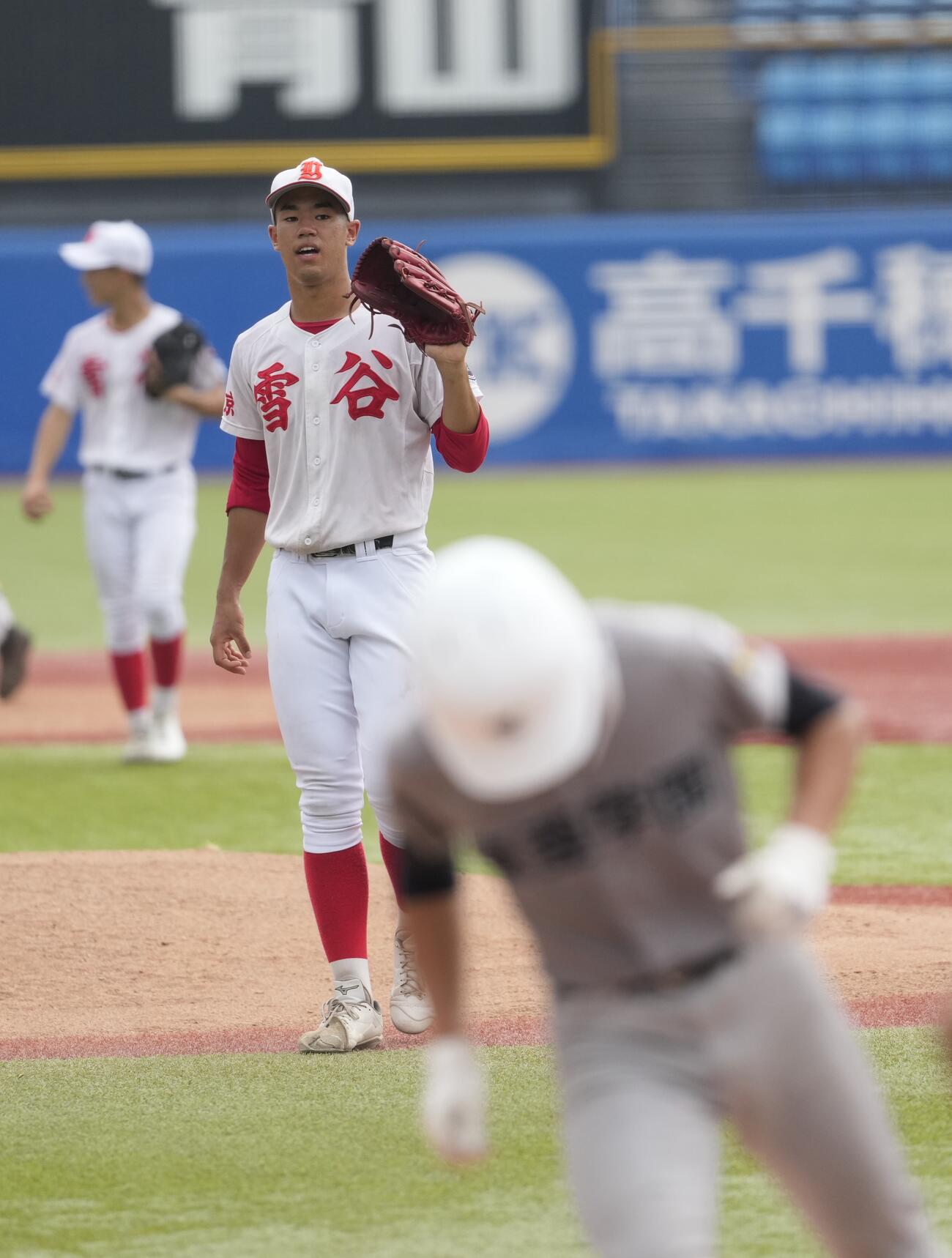 雪谷対東亜学園　1回裏東亜学園1死満塁、四球で押し出しとなり曇った表情を見せる雪谷・松岡史穏（撮影・小島史椰）
