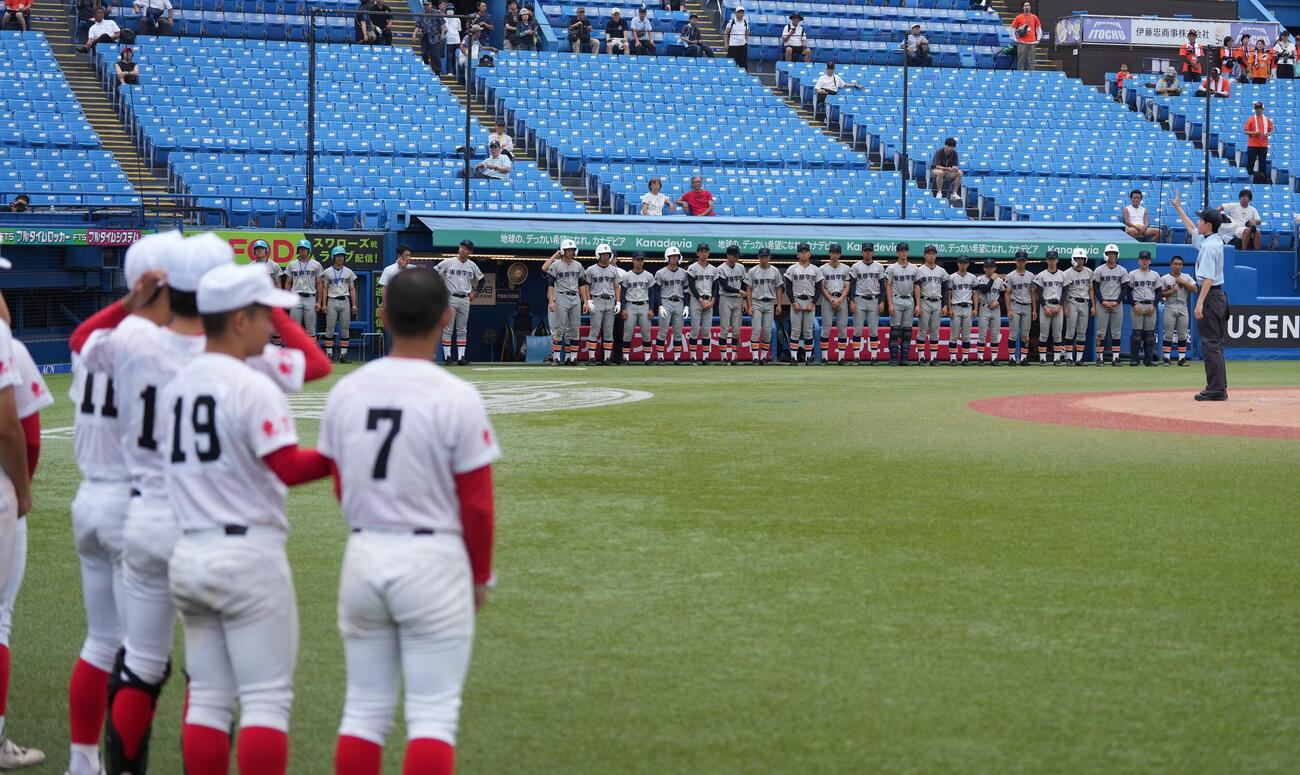 雪谷対東亜学園　雷により試合が中止となった神宮球場（撮影・小島史椰）