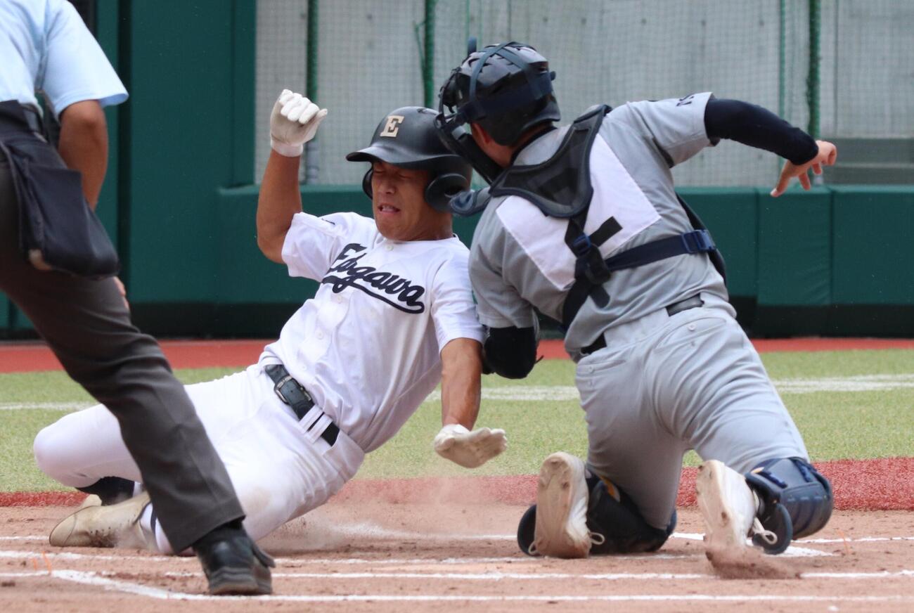 第108回全国高校野球東東京大会　4回戦　江戸川対小山台　2回表無死一、三塁、スクイズで本塁生還する江戸川・田中柊有（撮影・会田京叶）＝2026年7年17日