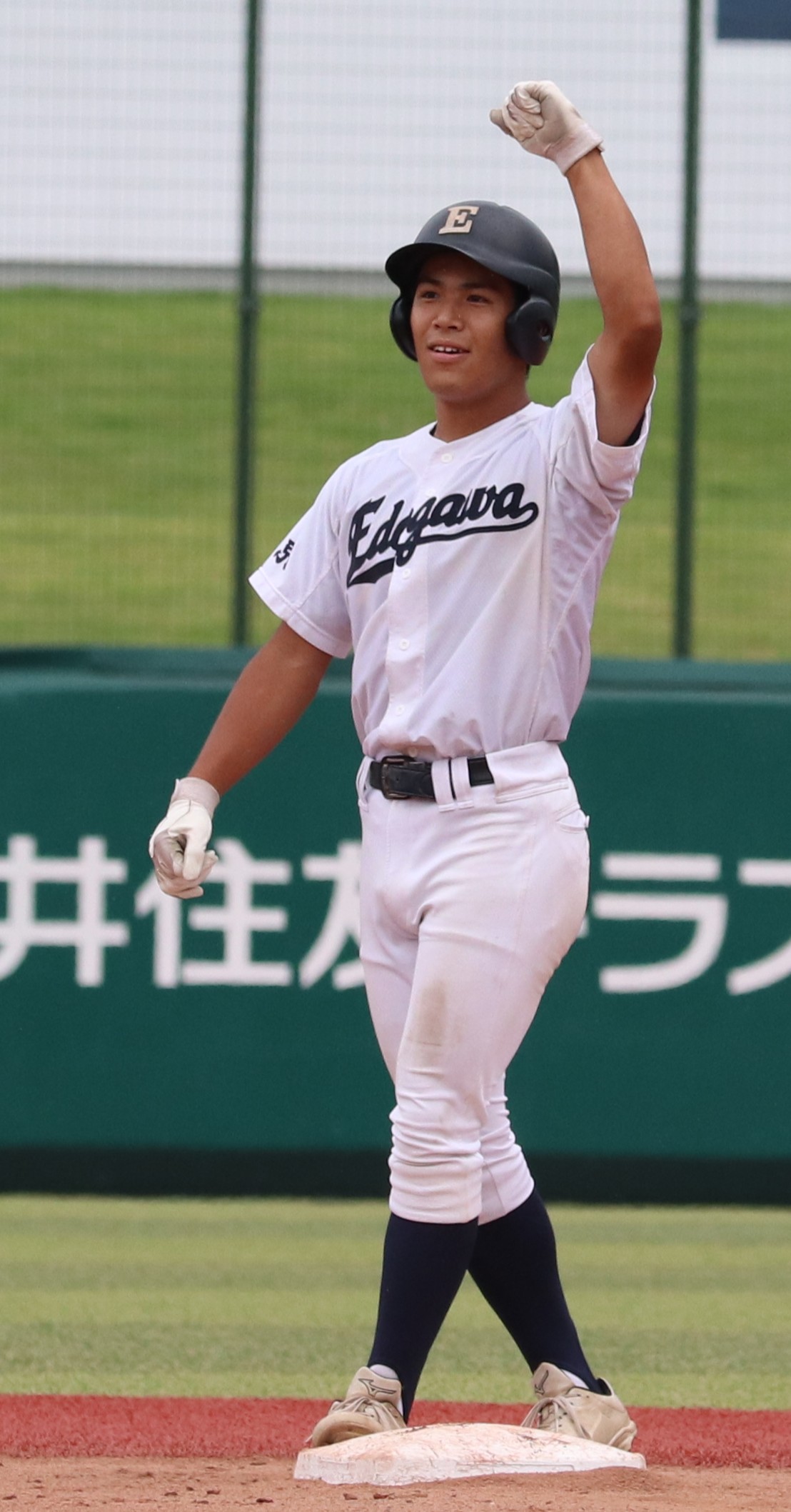 第108回全国高校野球東東京大会　4回戦　江戸川対小山台　2回表無死、二塁打を放ちガッツポーズする江戸川・田中柊有（撮影・会田京叶）＝2026年7年17日