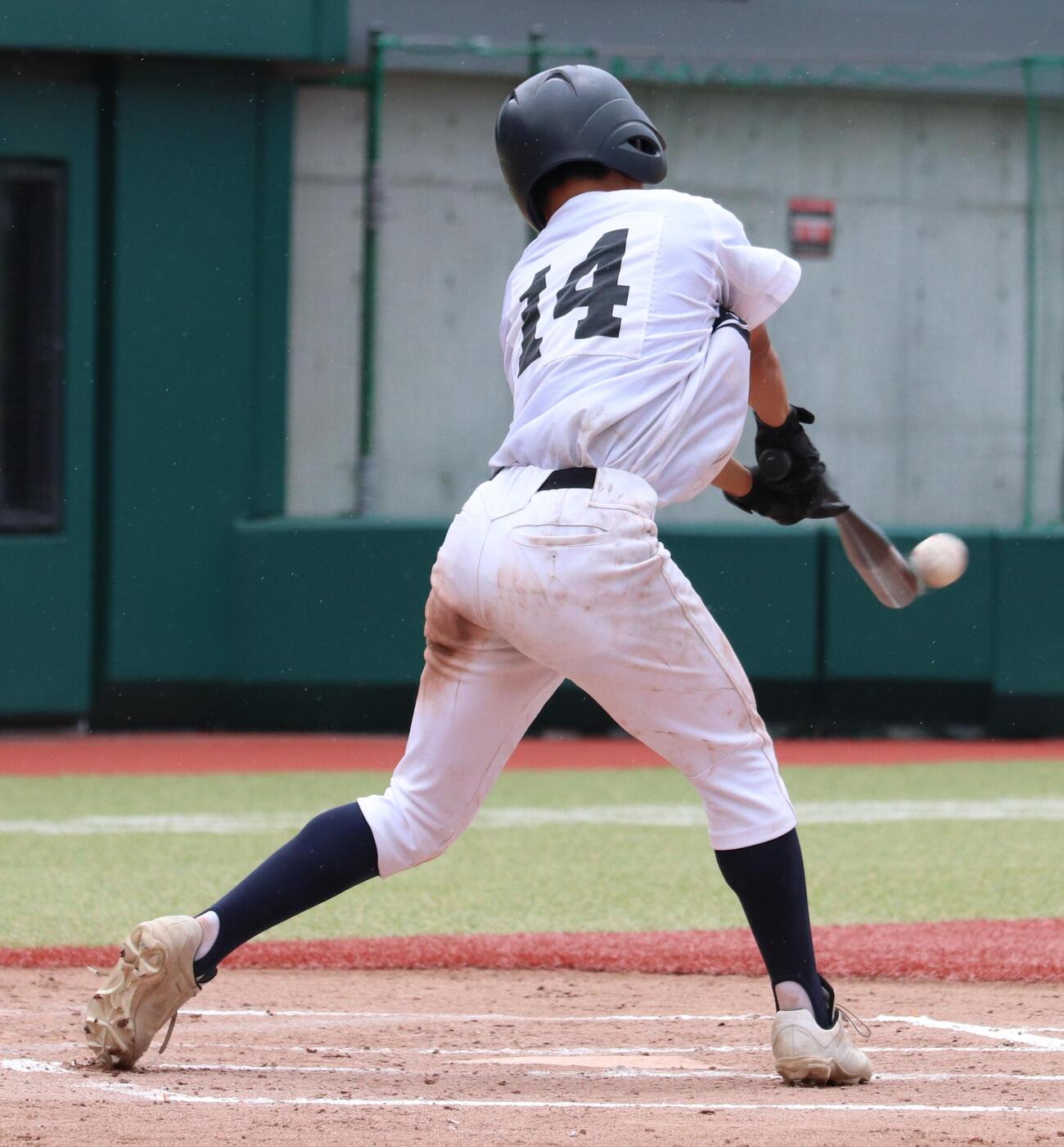 第108回全国高校野球東東京大会　4回戦　江戸川対小山台　2回表1死二、三塁、2点適時打を放つ江戸川・疋田悠人（撮影・会田京叶）＝2026年7年17日