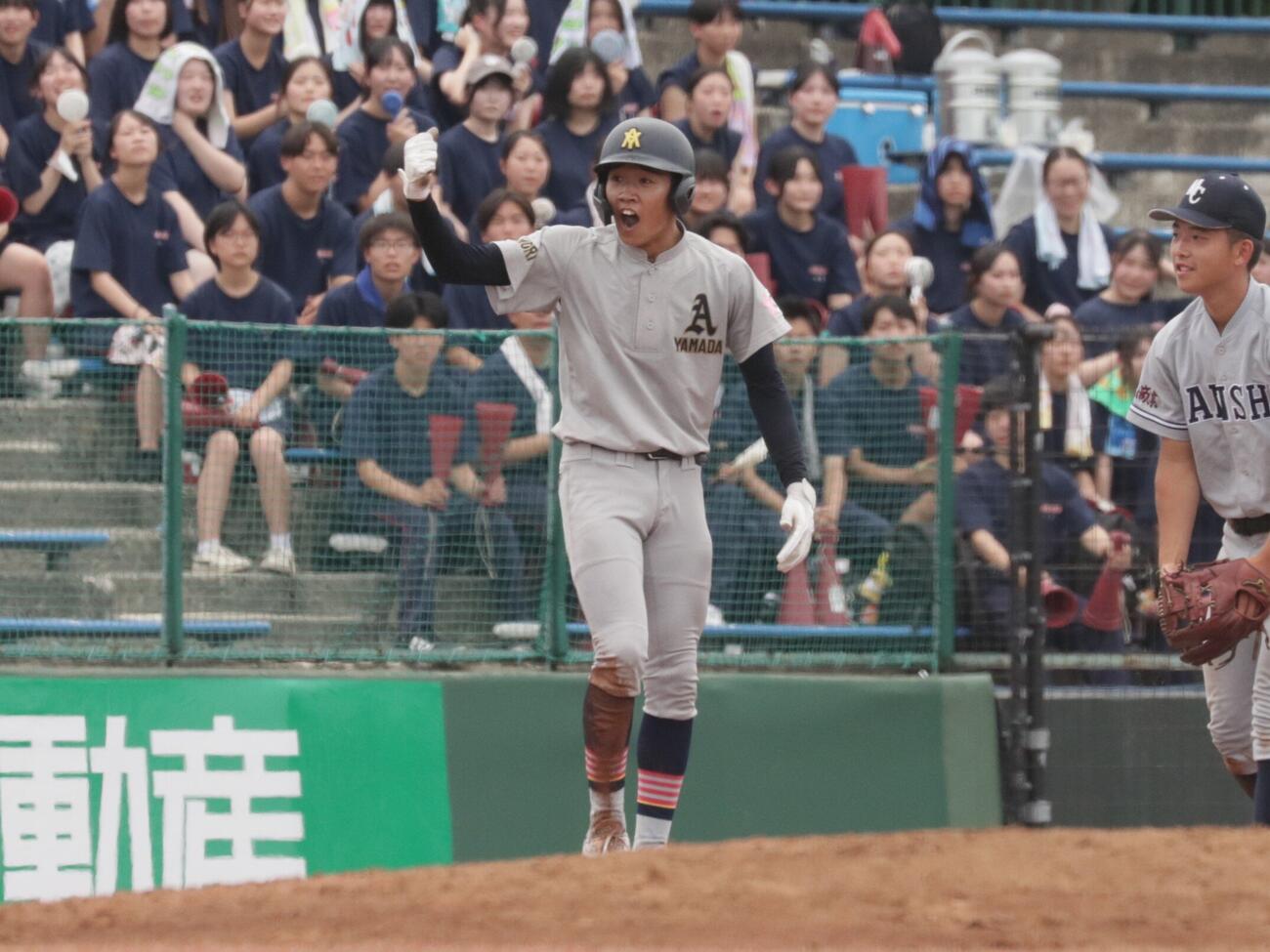 三沢商対青森山田　先制の適時三塁打を放ち喜ぶ青森山田・川久保昂直投手