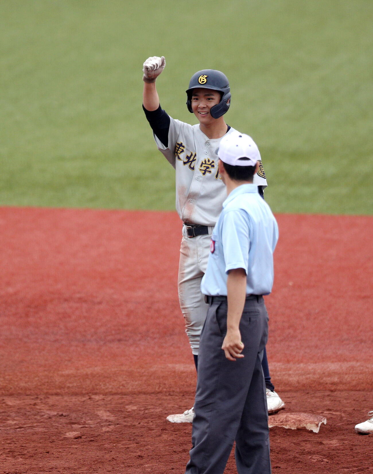 東北学院対仙台東　4回、塁上でガッツポーズする東北学院・石川倫也（撮影・木村有優）