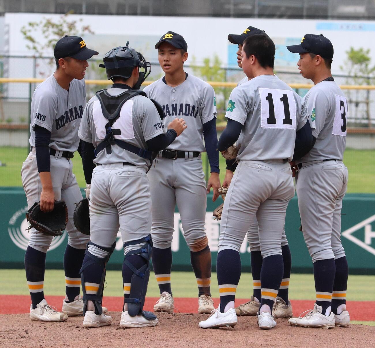 江戸川対小山台　マウンドに集まる小山台の選手たち（撮影・会田京叶）